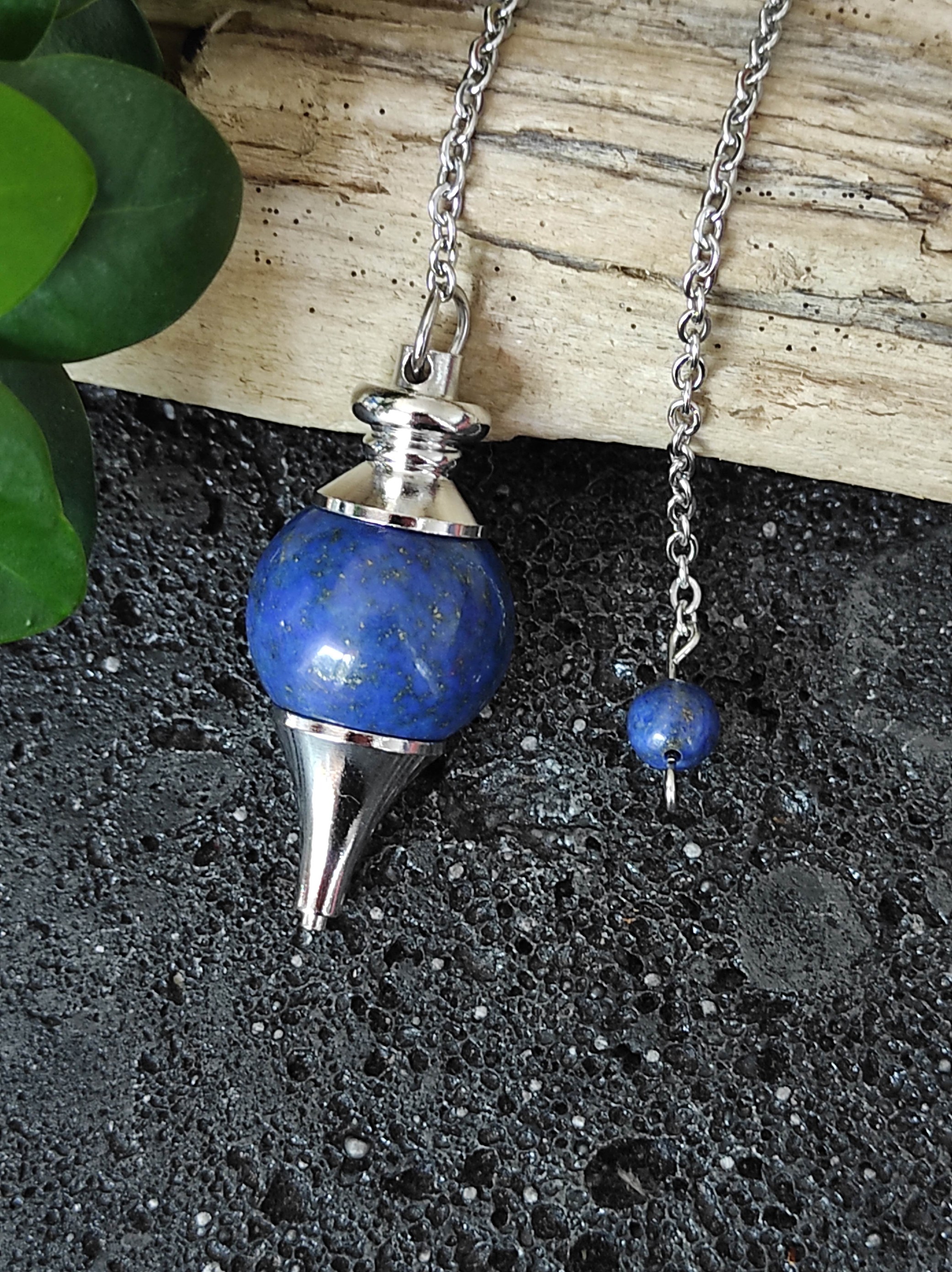 https://le-temple-des-pierres.fr/8439/pendule-de-radiesthesie-en-lapis-lazuli.jpg